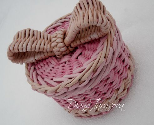 Очумелые ручки. В гомельской библиотеке открылась выставка «Новая жизнь старых газет»