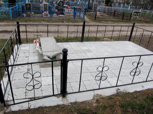 На кладбище вблизи д. Жмуровки повредили два десятка крестов и памятников