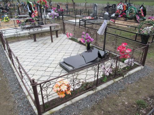 На кладбище вблизи д. Жмуровки повредили два десятка крестов и памятников