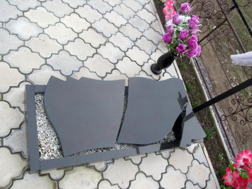 На кладбище вблизи д. Жмуровки повредили два десятка крестов и памятников