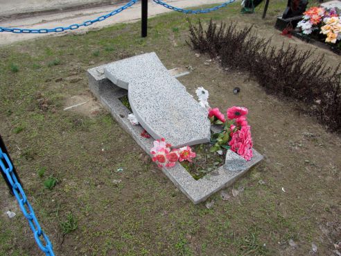 На кладбище вблизи д. Жмуровки повредили два десятка крестов и памятников