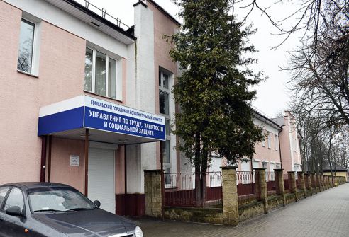 "Работа монотонная, а платят мало". На гомельских предприятиях дефицит швей