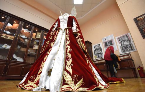 Вблизи, а не из зрительного зала. В Гомеле открылась выставка, посвящённая областному драматическому театру