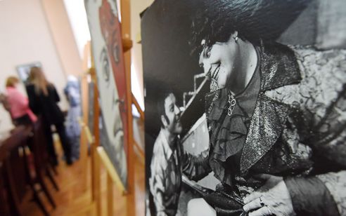Вблизи, а не из зрительного зала. В Гомеле открылась выставка, посвящённая областному драматическому театру
