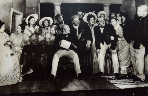 Вблизи, а не из зрительного зала. В Гомеле открылась выставка, посвящённая областному драматическому театру