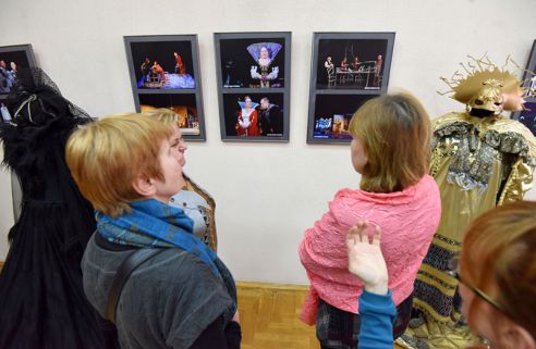 Вблизи, а не из зрительного зала. В Гомеле открылась выставка, посвящённая областному драматическому театру