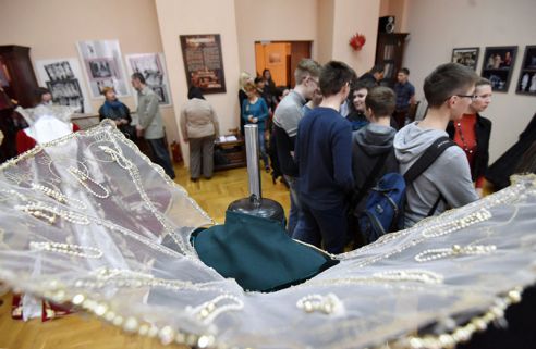 Вблизи, а не из зрительного зала. В Гомеле открылась выставка, посвящённая областному драматическому театру