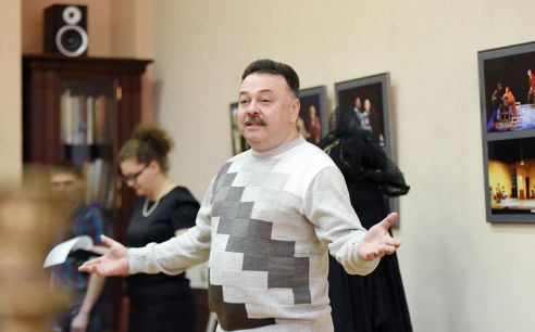 Вблизи, а не из зрительного зала. В Гомеле открылась выставка, посвящённая областному драматическому театру