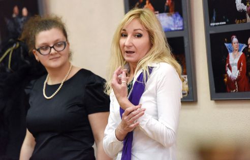 Вблизи, а не из зрительного зала. В Гомеле открылась выставка, посвящённая областному драматическому театру