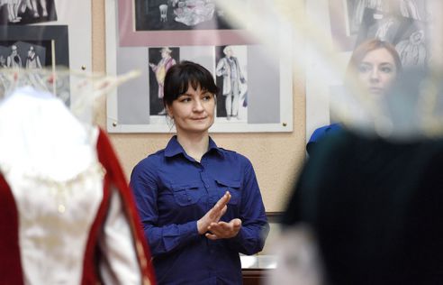 Вблизи, а не из зрительного зала. В Гомеле открылась выставка, посвящённая областному драматическому театру