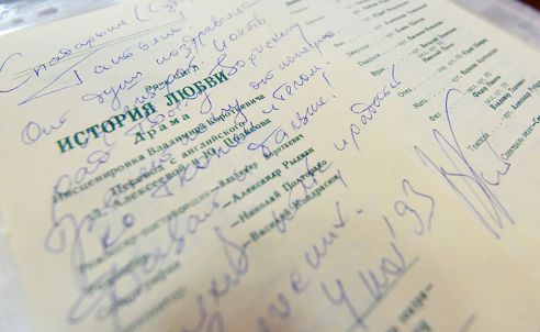 Вблизи, а не из зрительного зала. В Гомеле открылась выставка, посвящённая областному драматическому театру