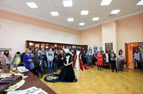 Вблизи, а не из зрительного зала. В Гомеле открылась выставка, посвящённая областному драматическому театру