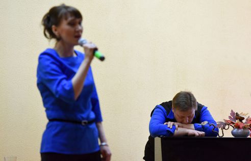 Вблизи, а не из зрительного зала. В Гомеле открылась выставка, посвящённая областному драматическому театру