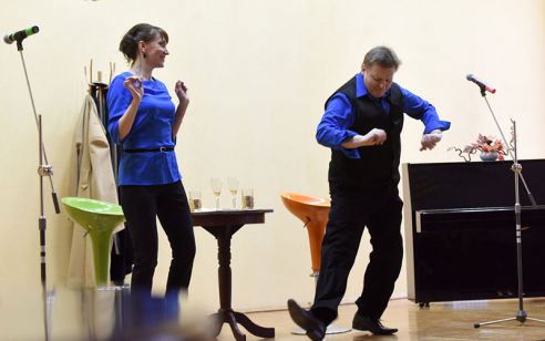 Вблизи, а не из зрительного зала. В Гомеле открылась выставка, посвящённая областному драматическому театру