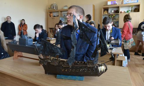 Фотофакт. Гомельские школьники дают вторую жизнь старым вещам