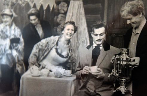 Чугунок картошки, танцы на крышах вагонов и хулиганство на сцене. История старейшего актёра гомельского драмтеатра Фёдора Иванова