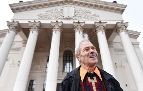 Чугунок картошки, танцы на крышах вагонов и хулиганство на сцене. История старейшего актёра гомельского драмтеатра Фёдора Иванова