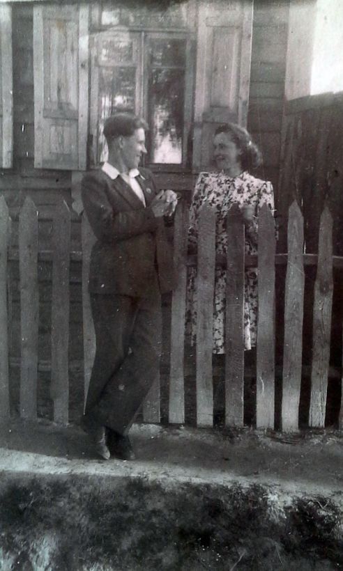 Лозовские. Разыскали хозяев дома, который стоял на месте бетонных яблок