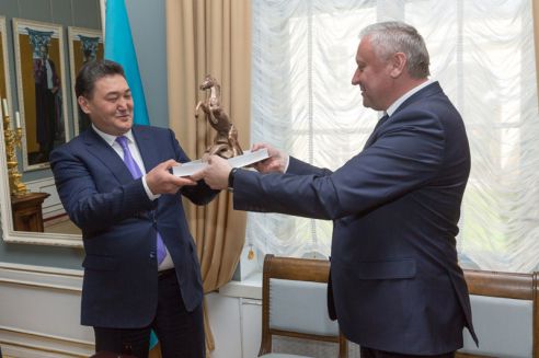 Казахи проявляют интерес к гомельским комбайнам, мебели и кондитерке