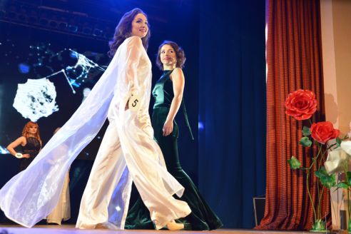 В битве за корону «Мисс химзавода» победа досталась Елене Смусенок