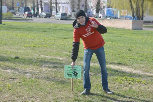 В Гомеле на улице Жукова появились таблички с призывом убирать за своими питомцами