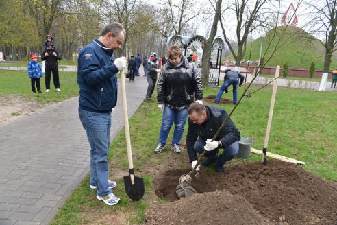 На республиканском субботнике в парке Фестивальном заложили две аллеи лип и берёз