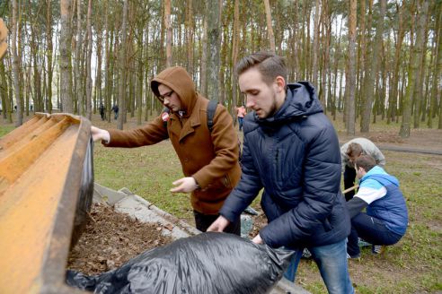 На республиканском субботнике в парке Фестивальном заложили две аллеи лип и берёз