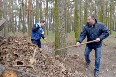 На республиканском субботнике в парке Фестивальном заложили две аллеи лип и берёз