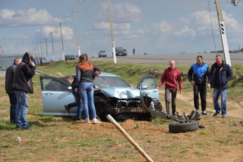 Ужасная авария в Речице: водителю стало плохо за рулем, из-за чего Rover семейной пары вылетел в кювет и снес опору ЛЭП