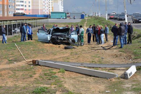 Ужасная авария в Речице: водителю стало плохо за рулем, из-за чего Rover семейной пары вылетел в кювет и снес опору ЛЭП