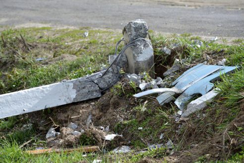 Ужасная авария в Речице: водителю стало плохо за рулем, из-за чего Rover семейной пары вылетел в кювет и снес опору ЛЭП