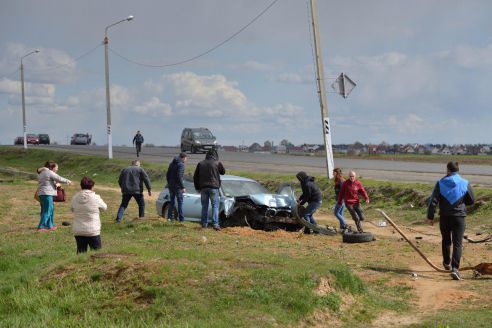 Ужасная авария в Речице: водителю стало плохо за рулем, из-за чего Rover семейной пары вылетел в кювет и снес опору ЛЭП