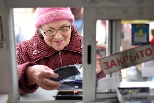 «Хоть и торгуем прессой, самим читать некогда». Как продаются газеты в спальном районе Гомеля