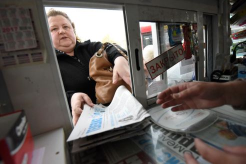 «Хоть и торгуем прессой, самим читать некогда». Как продаются газеты в спальном районе Гомеля