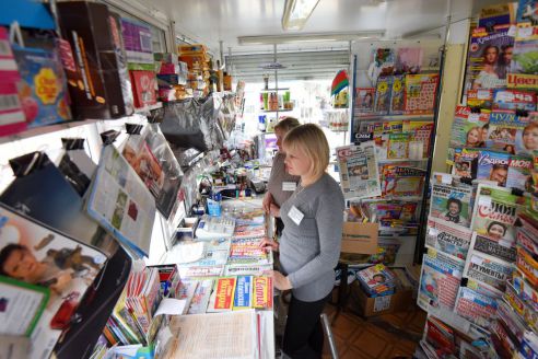 «Хоть и торгуем прессой, самим читать некогда». Как продаются газеты в спальном районе Гомеля