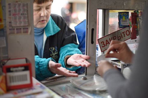 «Хоть и торгуем прессой, самим читать некогда». Как продаются газеты в спальном районе Гомеля