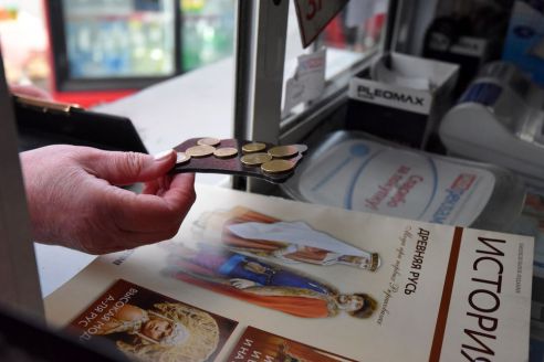 «Хоть и торгуем прессой, самим читать некогда». Как продаются газеты в спальном районе Гомеля