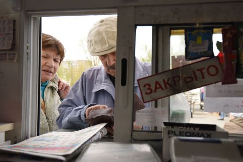 «Хоть и торгуем прессой, самим читать некогда». Как продаются газеты в спальном районе Гомеля