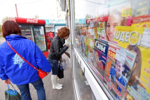 «Хоть и торгуем прессой, самим читать некогда». Как продаются газеты в спальном районе Гомеля