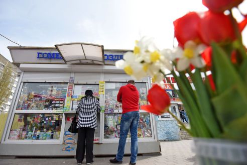 «Хоть и торгуем прессой, самим читать некогда». Как продаются газеты в спальном районе Гомеля