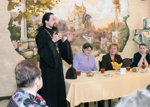 Женсоюз организовал в заводской столовой пасхальный обед