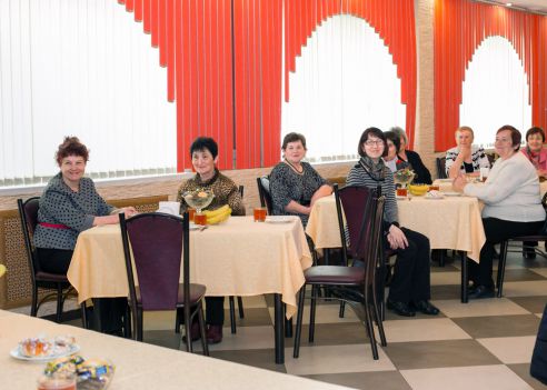 Женсоюз организовал в заводской столовой пасхальный обед