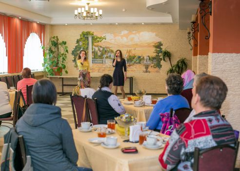 Женсоюз организовал в заводской столовой пасхальный обед