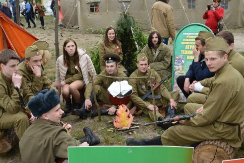 Хук от спецназовца и солдатская каша: как отметили 9 Мая в Советском районе