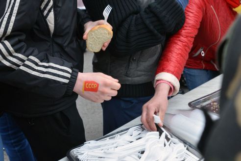 Хук от спецназовца и солдатская каша: как отметили 9 Мая в Советском районе