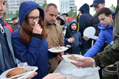 Хук от спецназовца и солдатская каша: как отметили 9 Мая в Советском районе