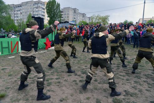 Хук от спецназовца и солдатская каша: как отметили 9 Мая в Советском районе