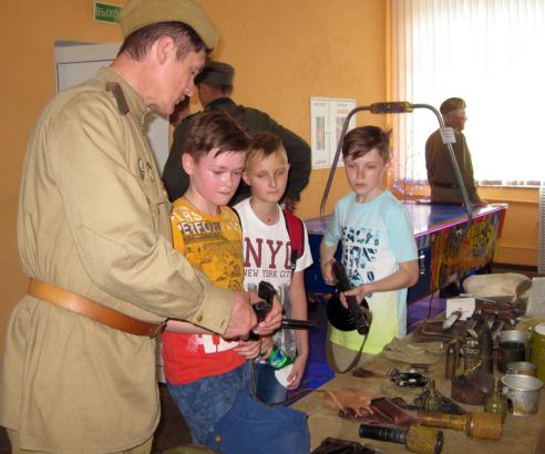 Кинотеатр «Знамя» и военно-исторический клуб «Поиск» устроили в Калинковичах проект, посвященный Дню Победы