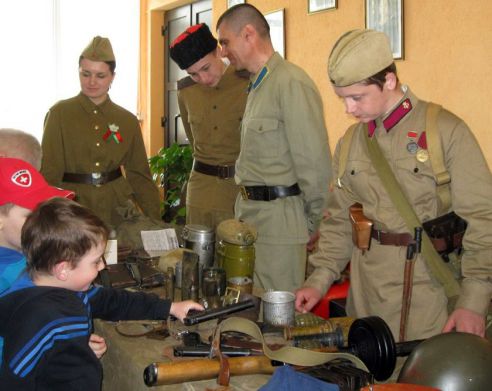Кинотеатр «Знамя» и военно-исторический клуб «Поиск» устроили в Калинковичах проект, посвященный Дню Победы