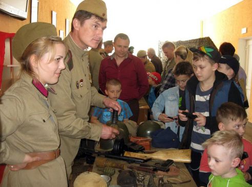 Кинотеатр «Знамя» и военно-исторический клуб «Поиск» устроили в Калинковичах проект, посвященный Дню Победы